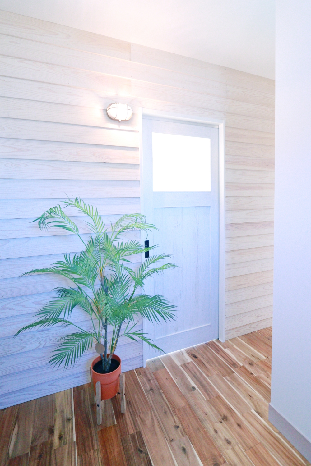 株式会社WOODY HOUSE｜ウッディハウス | 注文住宅｜茨城県神栖市｜施工事例｜ホール |  鎧張り | サーファーズハウス | カリフォルニアスタイル