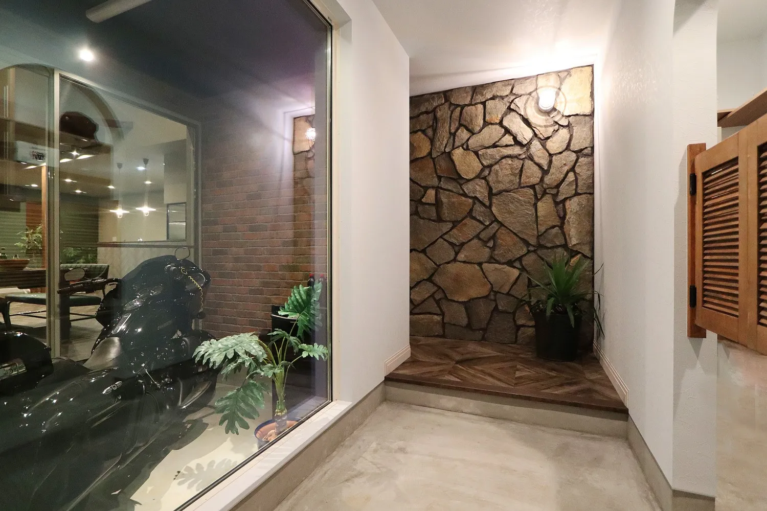 株式会社ウッディハウス｜注文住宅｜茨城県神栖市｜施工事例｜玄関 | インナーガレージ