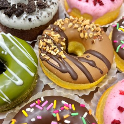 チョコやカラースプレーのドーナツ